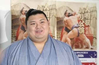大の里「いい姿を見せる」　大相撲パリ公演へ出発
