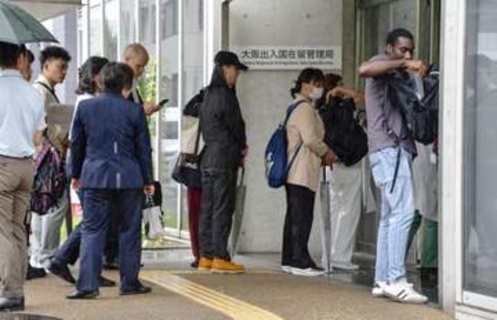 入管、駆け込み申請で混乱　10月から手数料大幅値上げ