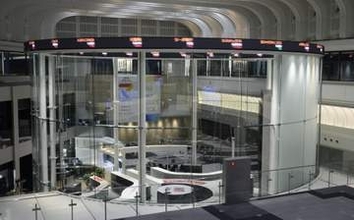 東証、午前終値6万4067円　続伸、ハイテク銘柄に買い