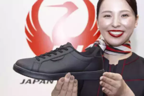 日航、CAらにスニーカー解禁　立ち仕事の負担軽減、働きやすく