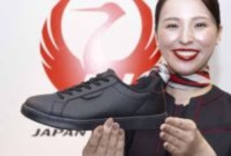 日航、CAらにスニーカー解禁　立ち仕事の負担軽減、働きやすく