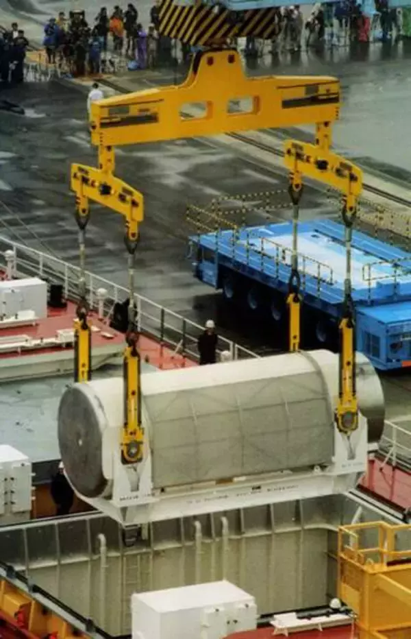 ＜あのころ＞核のごみ、輸送船で青森へ　31年前の4月26日