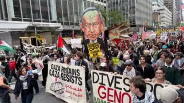 ネタニヤフ氏を逮捕しろ、NY　千人超がデモ行進