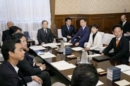 臨時国会10月5日召集伝達　政府、消費減税で論戦へ