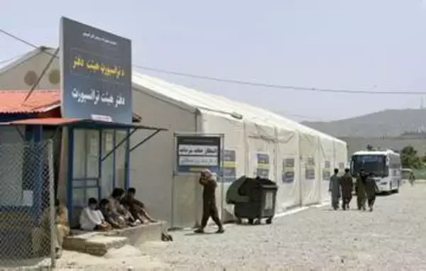 摘発強化、軍事対立、イラン情勢悪化…　翻弄されるアフガン難民、帰還も行き場無く