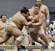 夏巡業の大の里、関取と初稽古　藤凌駕に9戦全勝