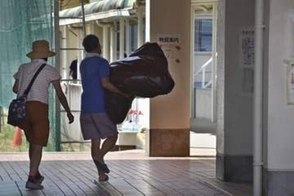 避難者が教室から体育館へ　氷川町で、学校始業前に移動