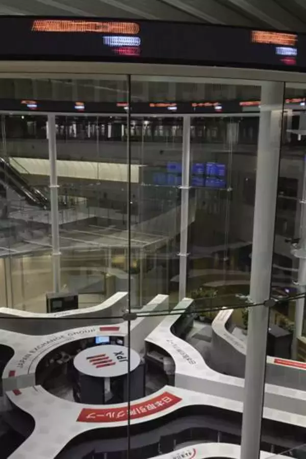 東証反落、終値445円安　朝方6万円突破も、利確売りに