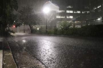 車閉じ込め「助けて」　道路に水あふれ立ち往生、千葉