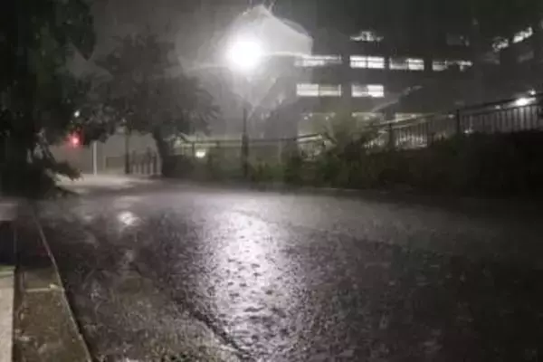 車閉じ込め「助けて」　道路に水あふれ立ち往生、千葉