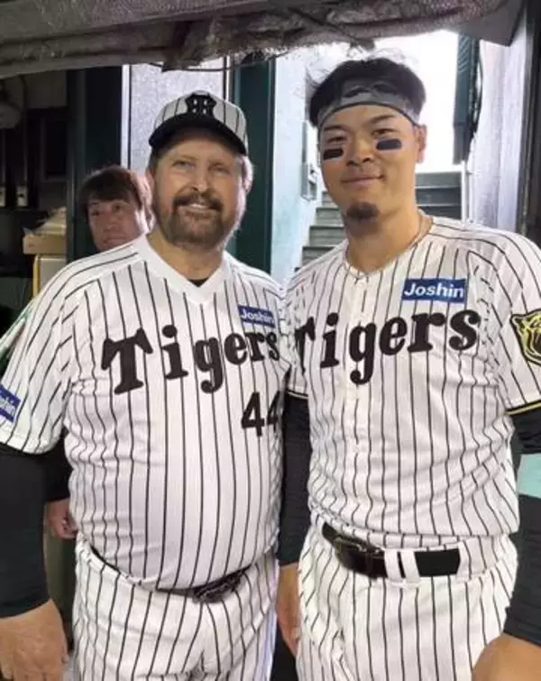 バースさん、三冠王の佐藤を祝福　阪神で自身以来に「特別」