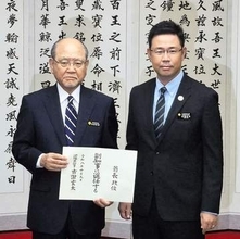 沖縄副知事に自民系翁長氏　古謝氏「国とのつなぎ役」