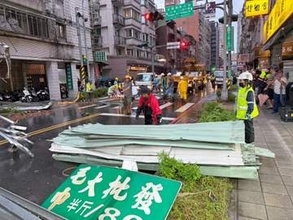 台湾、台風で負傷者500人超　停電27万戸、死者1人