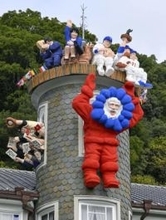 今年のサンタは万博のアレ、神戸　恒例の世相人形が披露