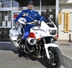 元中日祖父江さん一日白バイ大使　名古屋の母校で安全運転呼びかけ