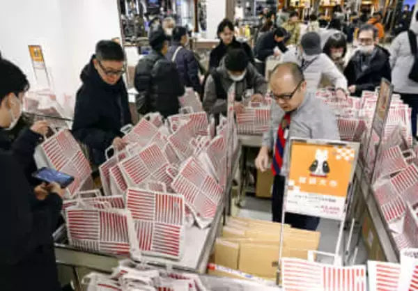 大手百貨店で初売り商戦始まる　元日は閉店の動き広がる