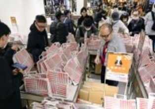 大手百貨店で初売り商戦始まる　元日は閉店の動き広がる