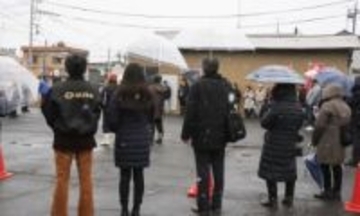 雪の街頭演説、有権者「凍える」　寒さ耐え、訴え聞き入る