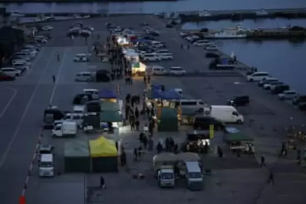 地震に備える中、八戸朝市を開催　出店数限られ、客足は普段の半分