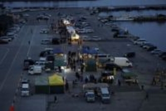 地震に備える中、八戸朝市を開催　出店数限られ、客足は普段の半分