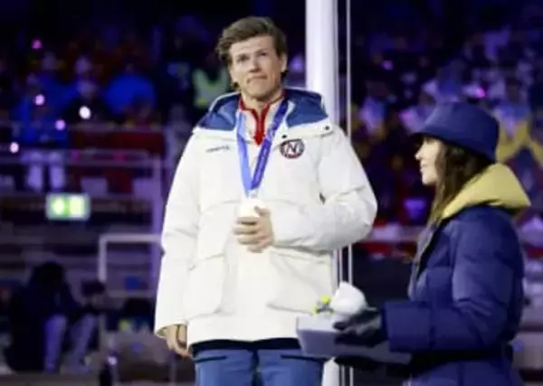 クレボ、六つ目「金」に笑顔　スキー距離で全6種目制覇