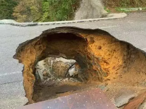 金沢市で道路陥没、けが人なし　雨により地盤が緩んだ可能性