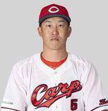 「広島の小園が死球の影響で交代　「時間がたってバット握れず」」の画像1