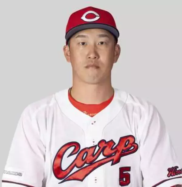 広島の小園が死球の影響で交代　「時間がたってバット握れず」