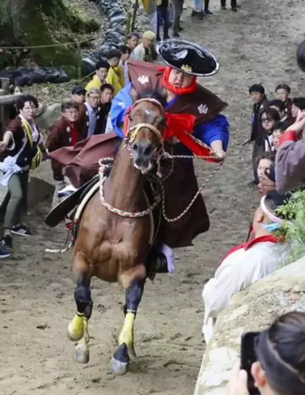 豊作願い、人馬で坂駆け上る　三重・多度大社で神事