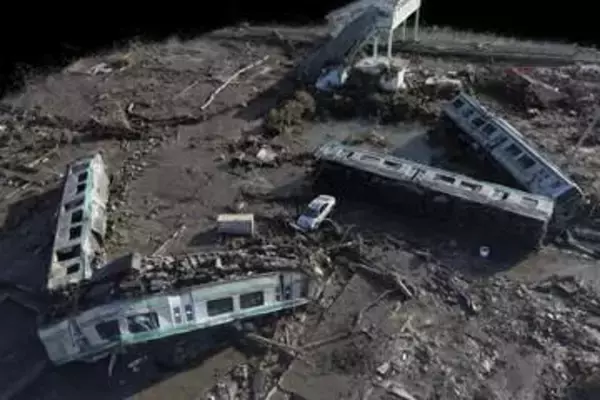 津波に襲われ電車80m流される　常磐線跨線橋に衝突、3D解析