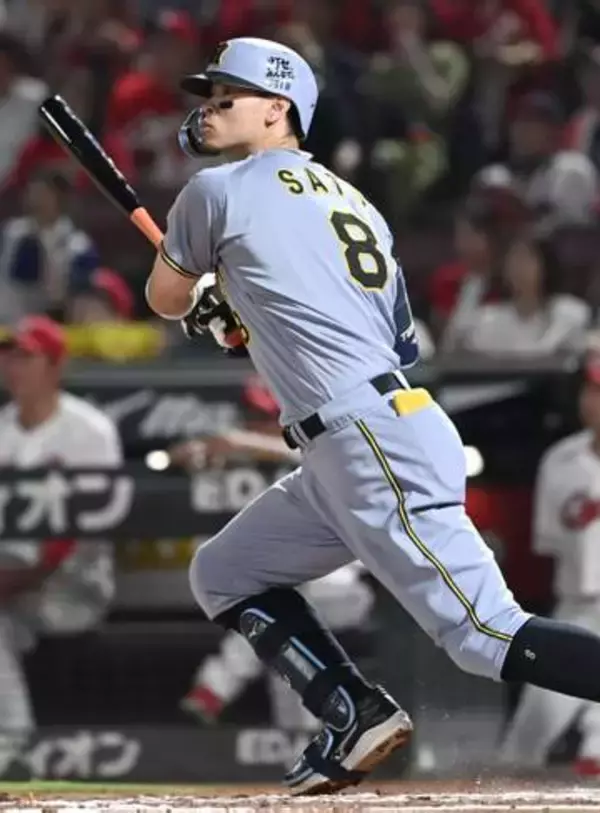 広2―4神（19日）　佐藤が八回勝ち越し二塁打
