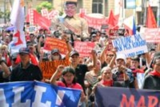 フィリピン汚職全容「説明しろ」　大統領府へ3千人がデモ行進