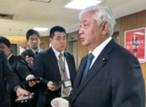 政府「非核三原則は堅持」　前防衛相、交代論に言及