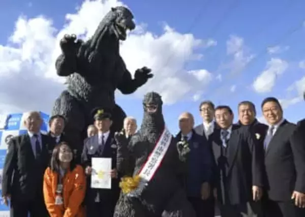 ゴジラ、横須賀で一日署長　ゆかりの地に「上陸」