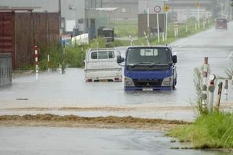大雨被害、汗ぬぐい片付け　一夜明けた富山・石川の住民
