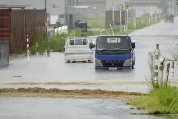 大雨被害、汗ぬぐい片付け　一夜明けた富山・石川の住民