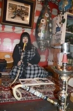 写真集めくり紫煙味わう　大阪・新世界、水たばこ店