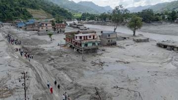 土石流不明2400人超　ネパール、死者580人