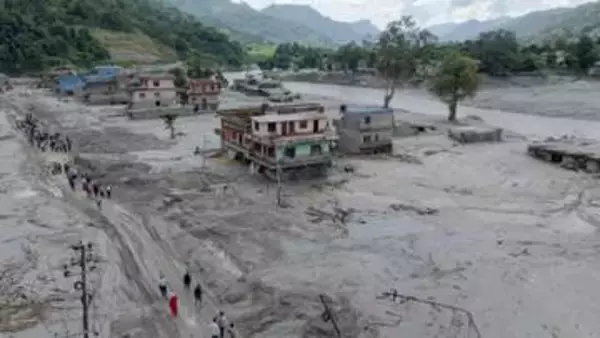 土石流不明者2980人に　ネパールと中国、633人死亡