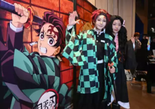 劇場版「鬼滅の刃」、中国で公開　コスプレ姿のファン詰めかけ