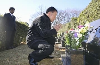 元署長が世田谷一家墓参り　4人殺害事件から25年