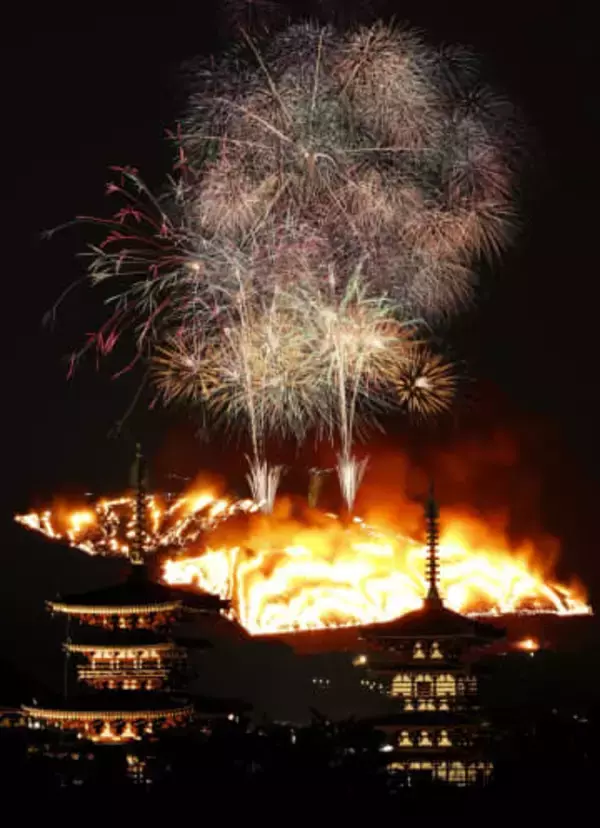 奈良で若草山焼き、夜空彩る炎　古都で冬の伝統行事