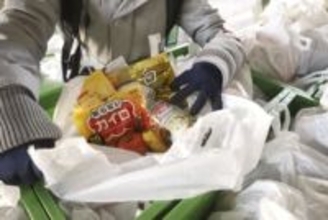 食料配布に長い列、現役世代姿も　物価高が長引き、困窮続く