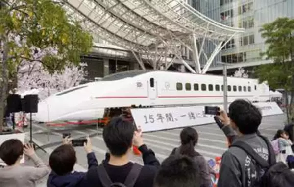 被災「つばめ」照らし出す　九州各地巡り博多駅前に