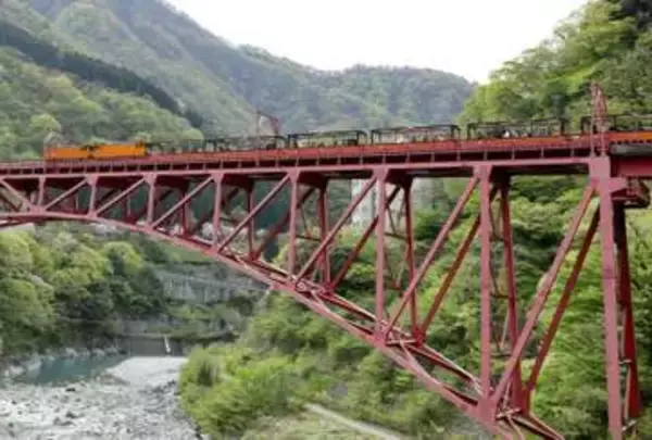 富山で黒部トロッコ電車運行再開　北アルプスの絶景楽しむ