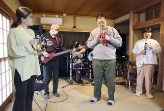 就労×演奏の異色コラボで「生きがいを」　過去ひきこもりも音楽に救われた女性