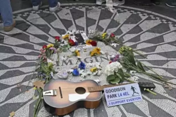 レノン追悼、愛と平和願う　没後45年、NYファン合唱