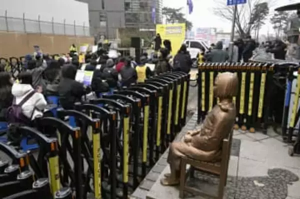 韓国、少女像前で再び慰安婦集会　撤去団体の活動中断で