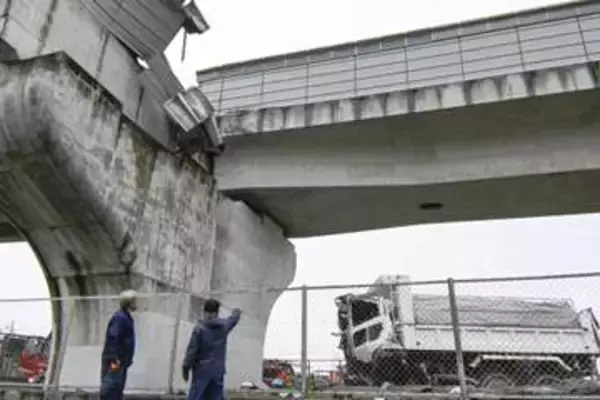 高架からダンプ20メートル転落　大阪・南阪奈道路、運転手搬送