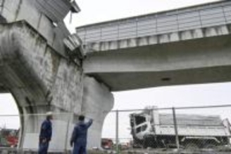 高架からダンプ20メートル転落　大阪・南阪奈道路、運転手搬送